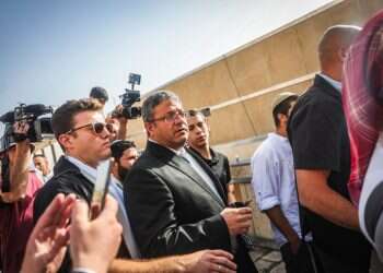 צפיפות ותסכול: מאות יהודים ממתינים להיכנס להר הבית