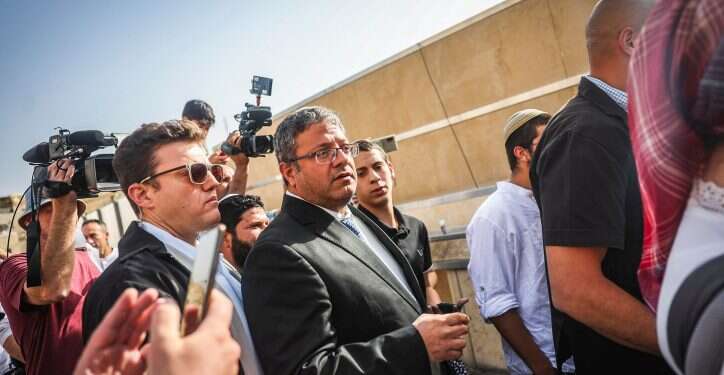 צפיפות ותסכול: מאות יהודים ממתינים להיכנס להר הבית