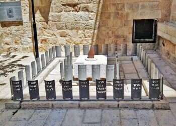 הגל-עד ברובע היהודי, במקום שבו נטמנו חללי הרובע עד 1967. צילום: תמר הירדני "חייתי את הכאב של אבא בלי להבין": סיפורם של חללי הרובע בתש"ח