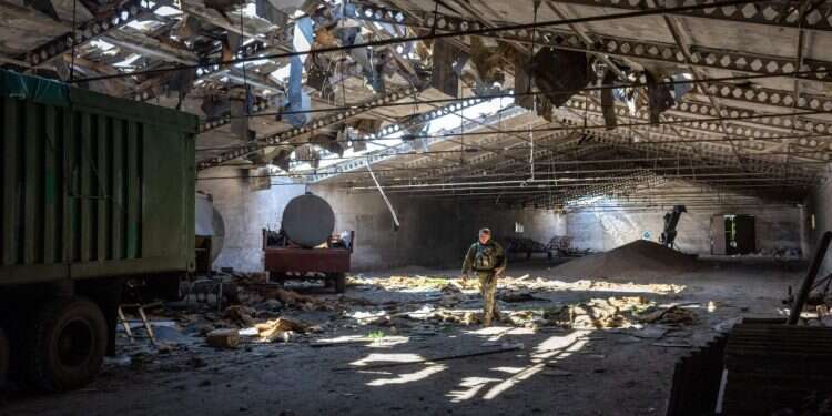 מחסן תבואה אוקראיני שהופצץ בידי הרוסים, החודש. צילום: גטי אימג'ס סגן שר החקלאות האוקראיני: "רבי החובלים של ספינות ייצוא החיטה חוששים לצאת לדרך"