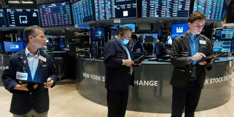 סוחרים בבורסה בניו־יורק. צילום: גטי אימג'ס הבחירה בין "קפיטליזם" ו"סוציאליזם" היא עדיין שאלה מוסרית