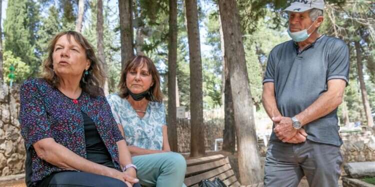 אליעזר, נעמי ורותי. צילום: יוסי אלוני לקראת יום הזיכרון: מה יש לבאי הר הרצל לספר