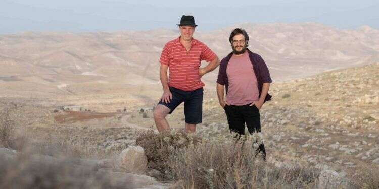 מימין לשמאל: עמשא מנחם ותמיר פלצמן. צילום: שריה דיאמנט בין מדבר להר: החיים שיכולים להתקיים רק מחוץ לגבולות הבורגניים