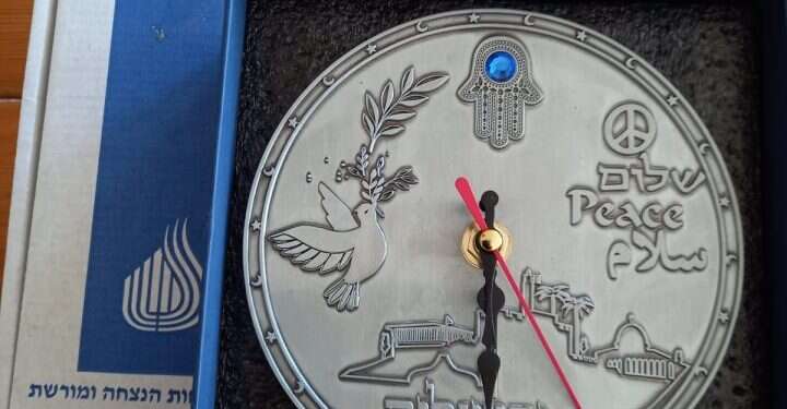 השי ממשרד הביטחון למשפחות השכולות המשפחות השכולות הופתעו לקבל שעון "פוגעני ונטול גאווה לאומית"