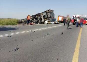 תאונת דרכים קשה בדרום: 3 הרוגים ושישה פצועים בהתהפכות משאית