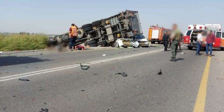 צילום: דוברות איחוד הצלה. תאונת דרכים קשה בדרום: 3 הרוגים ושישה פצועים בהתהפכות משאית