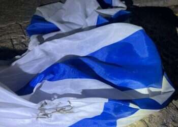 תיעוד: קטינים שוברים דגלי ישראל מרכבים בעכו