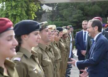 הנשיא עם החיילים המצטיינים, יום העצמאות תשפ שידור חי: האירוע המרכזי וטקס החיילים המצטיינים בבית הנשיא