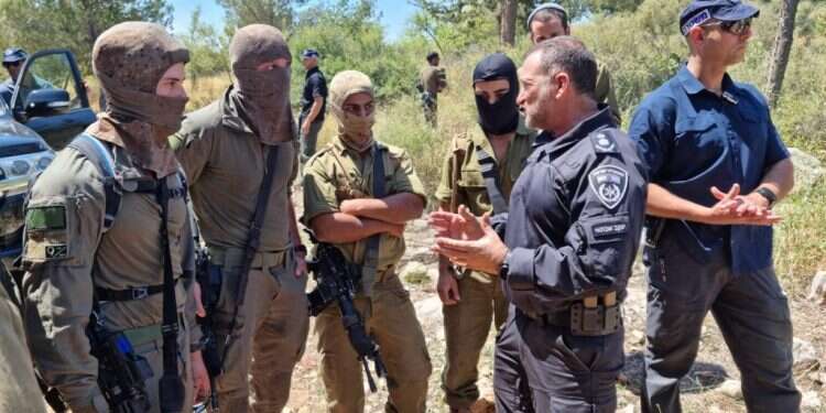 המפכ אחרי ארבעה ימים: נתפסו המחבלים שביצעו את הפיגוע באלעד