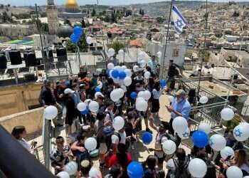 מרימים את המורל: 150 בלונים בצבעי כחול לבן מעל שער שכם