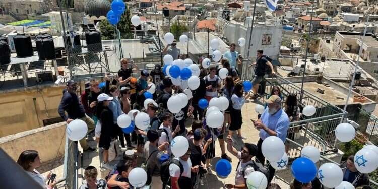 מרימים את המורל: 150 בלונים בצבעי כחול לבן מעל שער שכם