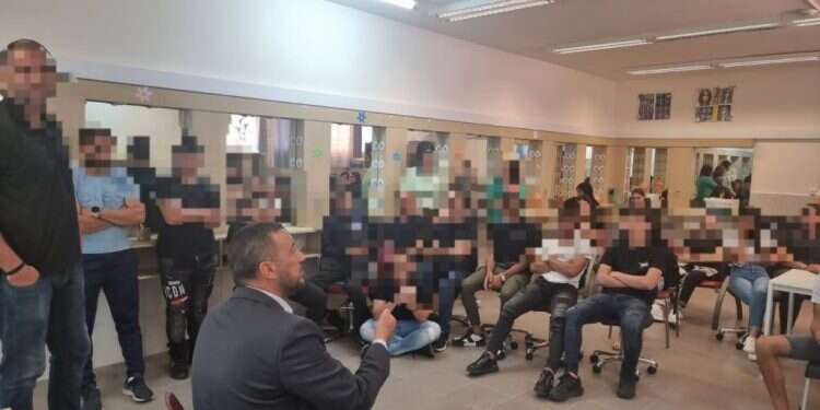 אפשר גם אחרת: תיכון ערבי בעכו גינה את ניסיון הלינץ' בעיר