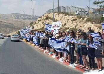 צילום: מועצת בנימין נעם רז הובא למנוחות. תושבי בנימין ליוו את המשפחה לאורך הדרך