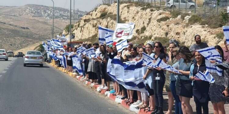 נעם רז הובא למנוחות. תושבי בנימין ליוו את המשפחה לאורך הדרך