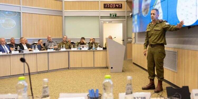 אביב כוכבי בתדרוך לקבינט. צילום: דובר צה תשעה פעילי טרור עצורים הלילה: הקבינט התכנס בתרגיל מרכבות האש של צה"ל