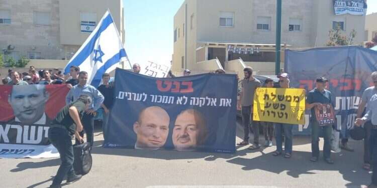 ההפגנה נגד בנט באלקנה. צילום ללא קרדיט בנט ביקר לראשונה ביו"ש: "הממשלה היא לטובת כולם"