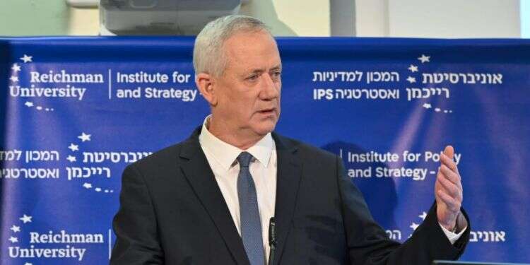 גנץ: "איראן שבועות ספורים מפצצת גרעין ראשונה"