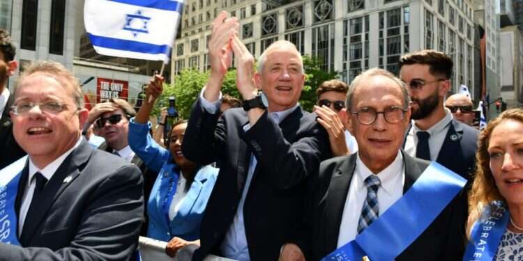 צילום: אריאל חרמוני, משרד הביטחון הבו לנו עוד גנצים ואולי נצא מהמשבר