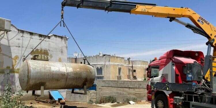 פעילות המשטרה ברהט. צילום: דוברות המשטרה רהט: המשטרה סגרה שש תחנות דלק פיראטיות