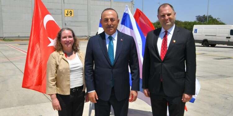 שר החוץ הטורקי יעלה להר הבית וייפגש עם אבו מאזן