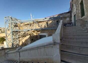 באישון לילה: החלה הקמת מעלית לנכים במערכת המכפלה