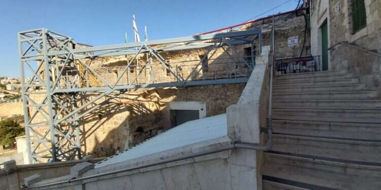 עבודות הקמת המעלית במערת המכפלה. צילום: ציפי שליסל/TPS באישון לילה: החלה הקמת מעלית לנכים במערכת המכפלה