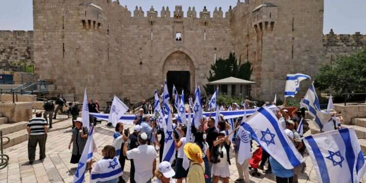 שער שכם, היום. צילום: AFP הסתיים "ריקוד הדגלים" בירושלים, תהלוכות ברחבי הארץ