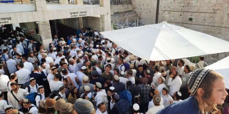 מאות יהודים ממתינים בכניסה להר הבית. צילום: ארנון סגל מתיחות ביום ירושלים: מתפרעים במסגד אל-אקצה; המשטרה נערכת למצעד