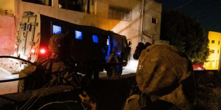 פעילות הכוחות בכפרים. צילום: דובר צה צה"ל עצר מחבלים שסייעו לפיגועים באריאל ובאלעד