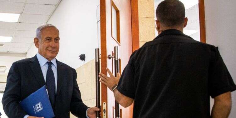 נתניהו בכניסה לבית המשפט, ארכיון. צילום: אורן בן חקון מכה נוספת לתביעה: הפרת חוק יסוד הממשלה בגיוס פילבר לעד מדינה