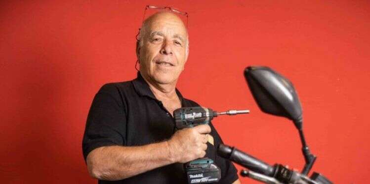 יוני כהן, מכונאי אופנועים. צילום: נעם ריבקין–פנטון, פלאש 90