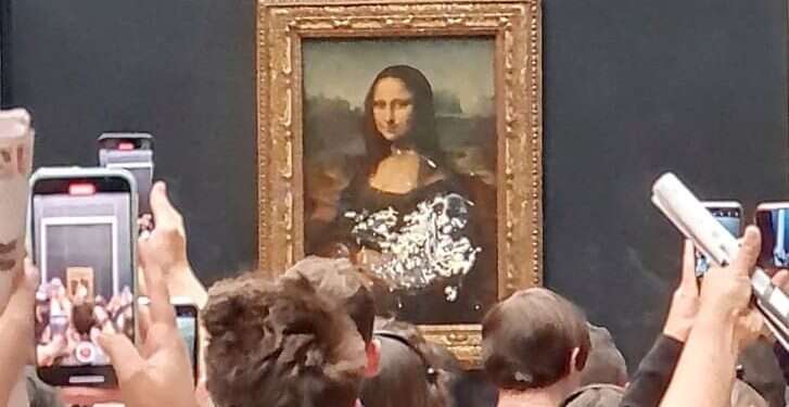 המונה ליסה לאחר התקיפה. צילום מסך מטוויטר מחאת האקלים נגד המונה ליסה: מורח העוגה יאושפז