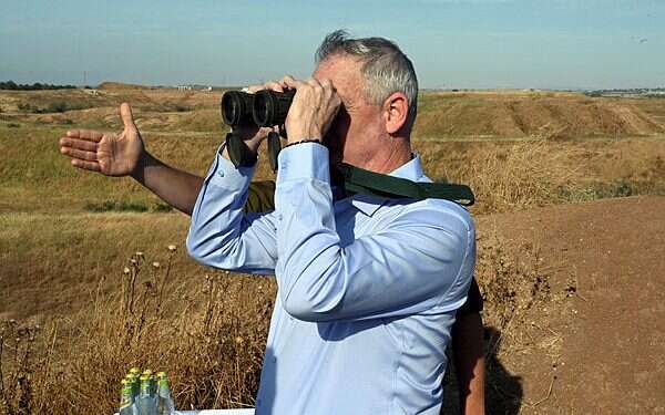 שר הביטחון בני גנץ בביקור בפיקוד דרום. צילום: אריאל חרמוני, משרד הביטחון אישורי ההטבות למשרתי המילואים נתקלים בהתנגדות