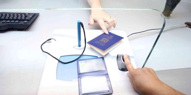 שקד הכריעה: תעודות זהות ללא טביעת אצבע יזכו למעמד שווה