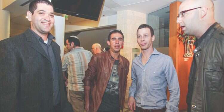 משה קלוגהפט, עמית סגל, עקיבא נוביק ואריאל שנבל בחגיגות גיליון המאה למוסף מוצש, 2013 צילום: מרים צחי 25 שנה למקור ראשון: משהו פנימי אמר לי שזה המקום