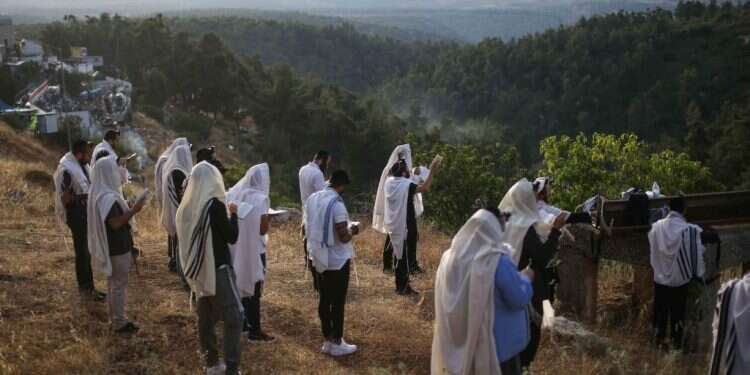 רבים מבקשים לחדש את תפילת הלב. מירון, 2016. צילום: דרור ארצי, ג'יני שידור חי ממירון – ל"ג בעומר תשפ"ג 2023: אלפי חוגגים בהדלקה המסורתית