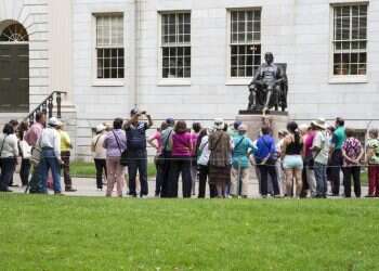 אמונות ומסורת בקריית התבונה. התור למישוש רגל הארד של פסל ג'ון הרווארד צילום: שאטרסטוק על נהרות בוסטון
