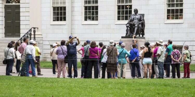 אמונות ומסורת בקריית התבונה. התור למישוש רגל הארד של פסל ג'ון הרווארד צילום: שאטרסטוק על נהרות בוסטון