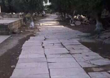 שביל חדש נסלל, עתיקות מושלכות. צילום מסך מהפייסבוק העימותים בשכונת שמעון הצדיק נמשכים: יהודי נאלץ לירות באוויר