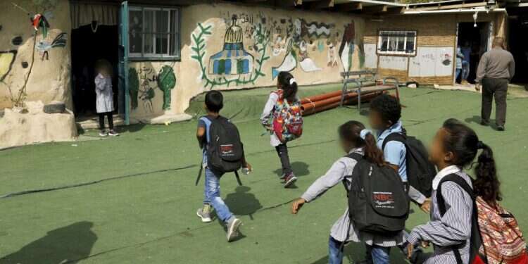 ילדי בית הספר בחאן אל־אחמר (למצולמים אין קשר לכתבה) צילום: AFP בבית הספר בחאן אל־אחמר מחנכים להערצת מחבלים