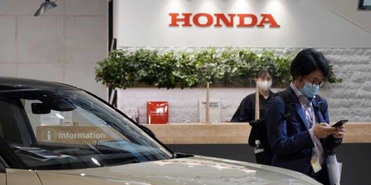 עיכוב בתגובה לצבע הרמזור עשוי להעיד על מחלה. אילוסטרציה צילום: EPA המכונית המאבחנת: הונדה תתקין מערכת לזיהוי דמנציה בקרב נהגים