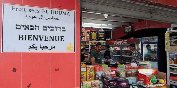 חנות ברובע היהודי בתוניס. צילום: EPA מחבל חמוש בסכין דקר שני מאבטחים בבית כנסת בעיר תוניס