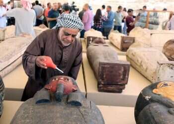 הממצאים שנחשפו בעיר המתים סקארה. צילום: AFP המומיות בקהיר: מאות סרקופגים ופפירוס בן 2,500 שנה