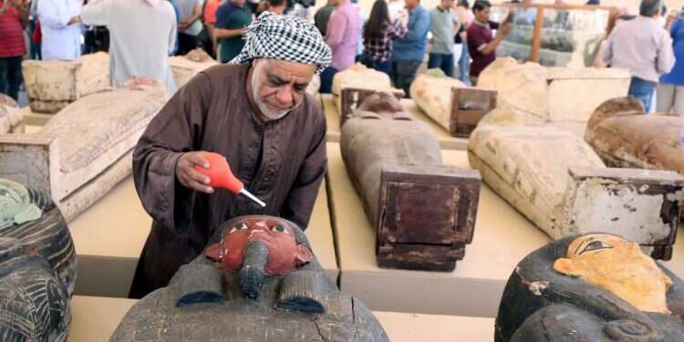 המומיות בקהיר: מאות סרקופגים ופפירוס בן 2,500 שנה