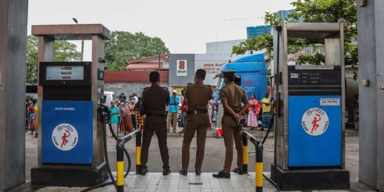 מתקשה לשלם למכלית דלק בודדת שעוגנת מול חופיה. סרי לנקה. צילום: EPA כך הצליחה סרי־לנקה לפשוט את הרגל