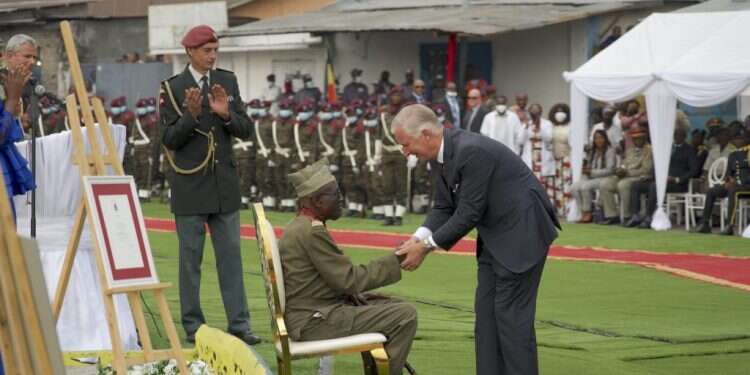 המלך פיליפ לוחץ את ידו של אלברט קוניוקו בן ה־100. צילום: EPA מלך בלגיה התנצל בפני קונגו על פשעי הכיבוש