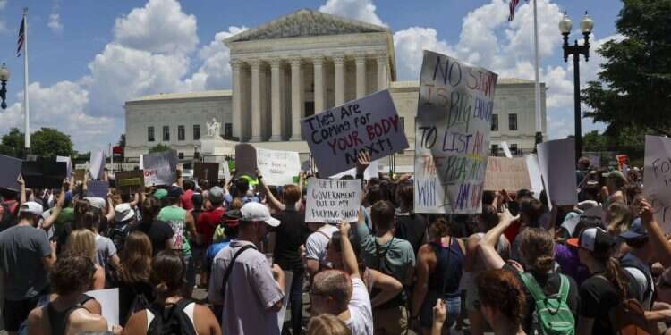מפגינים מחוץ לבית המשפט העליון בוושינגטון, בשבוע שעבר. צילום: AFP צילום: AFP