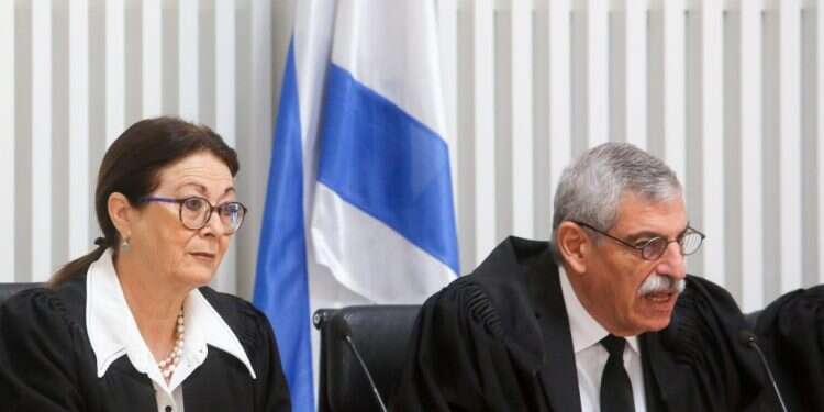 נציב תלונות הציבור על השופטים לשעבר, אורי שוהם ונשיאת העליון לשעבר, אסתר חיות. צילום: מארק ישראל סלם נציב תלונות הציבור על השופטים לשעבר, אורי שוהם ונשיאת העליון לשעבר, אסתר חיות. צילום: מארק ישראל סלם