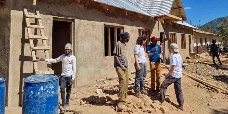 צילום: מיכאל טוכפלד בדרך לגימנסיה: הישראלים שבונים מחדש את טנזניה