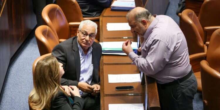 מאזן גנאים עם מנסור עבאס וג'ידא רינוואי-זועבי. קרדיט צילום: דוברות הכנסת - נועם מושקוביץ' אין היתכנות: אפשר לרצות, אך אי אפשר לפטר את רינוואי-זועבי